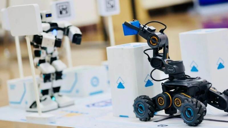 服务机器人应用比赛机器照片